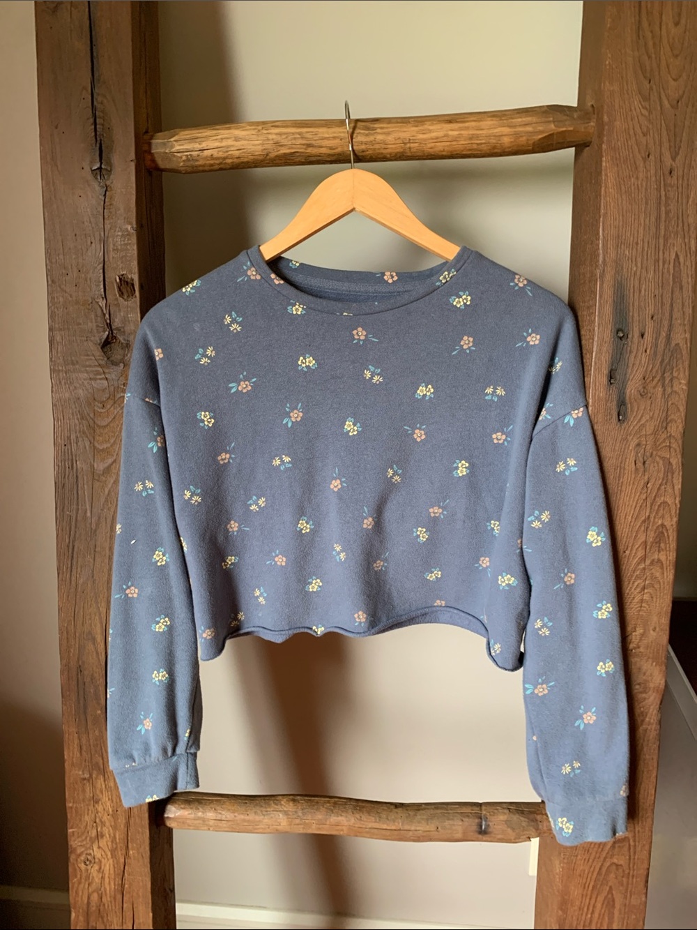 Colsie Cropped Floral Sweatshirt - Slate Blue
